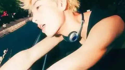 郑钦文突破至1／8决赛：本土对决连战三场，交锋史迎首秀